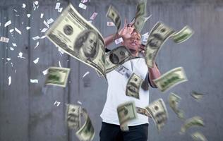 empresário negro fazendo a chuva de dinheiro foto