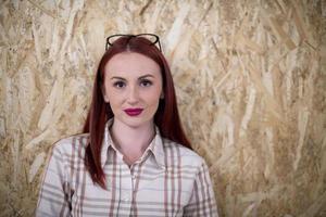 retrato de mulher de negócios jovem ruiva foto