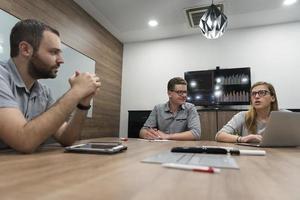 equipe de negócios de inicialização na reunião foto