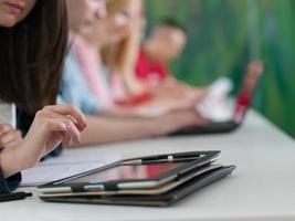 grupo de alunos estudam juntos em sala de aula foto