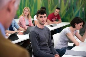 professor com um grupo de alunos em sala de aula foto