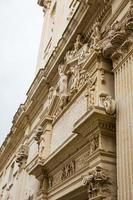 detalhe da fachada da catedral em lecce, itália. foto