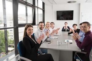 grupo de jovens reunidos no escritório de inicialização foto