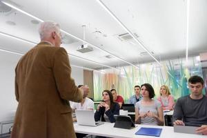 professor com um grupo de alunos em sala de aula foto