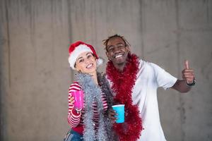 jovem casal de negócios multiétnica comemorando a festa de ano novo foto