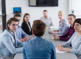 equipe de negócios em uma reunião no prédio de escritórios moderno foto