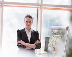 retrato de jovem empresária no escritório moderno foto