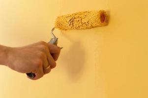 o processo de pintura das paredes na cor amarela