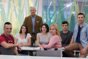retrato de professor com grupo de alunos em segundo plano foto