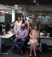 retrato da equipe de negócios no escritório moderno foto