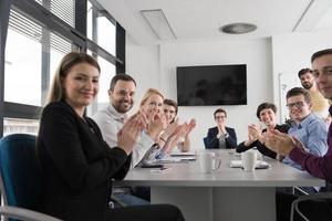 grupo de jovens reunidos no escritório de inicialização foto