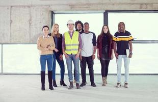 retrato de jovens empresários multiétnicos foto