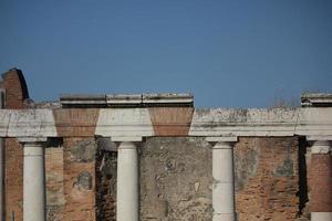 colunas do fórum romano de pompéia