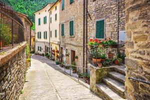 rua italiana em uma pequena cidade provincial da toscana foto