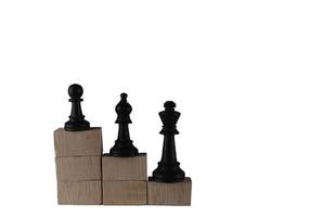 peças de xadrez' de cubos de madeira mostram os conceitos de equidade. conceito de negócios foto