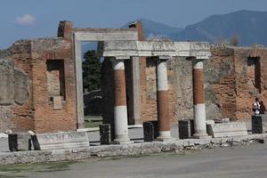 colunata do fórum romano de Pompeia foto