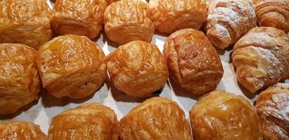 bolos de pastelaria dinamarquês de chocolate recém-assados, pastelaria amanteigada fresca e quente, perfeita para seus fundos multimídia foto