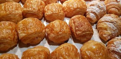 bolos de pastelaria dinamarquês de chocolate recém-assados, pastelaria amanteigada fresca e quente, perfeita para seus fundos multimídia foto