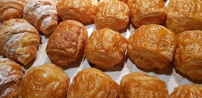 bolos de pastelaria dinamarquês de chocolate recém-assados, pastelaria amanteigada fresca e quente, perfeita para seus fundos multimídia foto