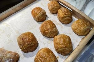 bolos de pastelaria dinamarquês de chocolate recém-assados, pastelaria amanteigada fresca e quente, perfeita para seus fundos multimídia foto