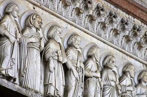lucca - detalhe da fachada da catedral de são martin. Toscana