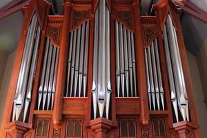 tubos de órgão gigantes em gabinete de madeira na igreja foto