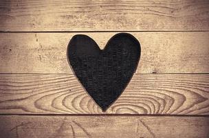 coração em parede de madeira foto