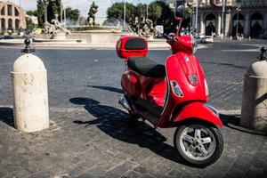 scooter em uma rua de roma foto