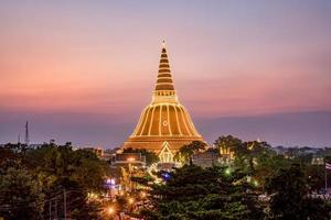 pôr do sol na província de phra pathom chedi nakhon pathom, tailândia foto