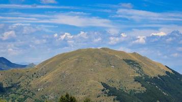 belas vistas das montanhas de limone piemonte, nos alpes marítimos piemonteses, durante um trekking em agosto do verão de 2022 foto