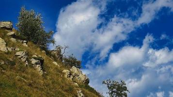 belas vistas das montanhas de limone piemonte, nos alpes marítimos piemonteses, durante um trekking em agosto do verão de 2022 foto