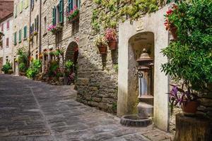 rua italiana em uma pequena cidade provincial da toscana foto