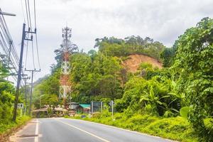 sakhu phuket tailândia 2018 paisagem paisagem urbana panorama estradas carros edifícios floresta natureza phuket tailândia. foto