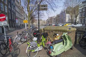 estacionamento de bicicletas no canal, amsterdã.