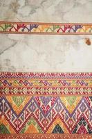 superfície do tapete colorido estilo peruano tailandês close-up.