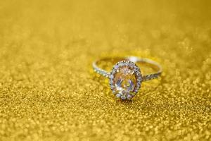 anel de diamante de joias com brilho de ouro festivo abstrato textura de férias de natal borrão com luz bokeh foto
