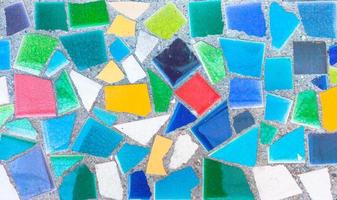 mosaico de telhas quebradas trencadis colorido.