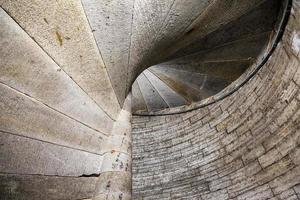 detalhe de uma escada em espiral de pedra em um antigo castelo