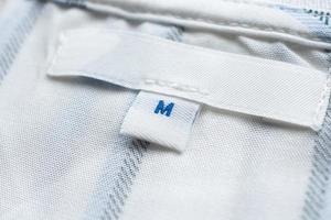 etiqueta de roupas brancas em branco na camisa nova foto