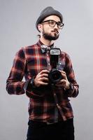 jornalista fotógrafo carismático de óculos e camisa xadrez foto