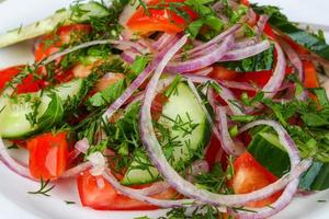 salada de legumes no prato vista de perto foto