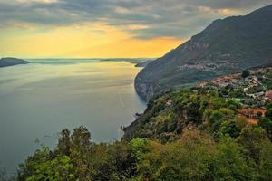 vista no lago garda das montanhas foto