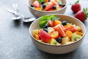 salada de frutas frescas saudável em uma tigela foto