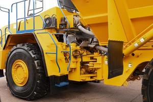 minsk, bielorrússia, 20 de setembro de 2022- caminhão basculante de mineração amarelo belaz com capacidade de carga de vinte toneladas. foto