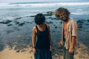 retrato de casal na praia foto