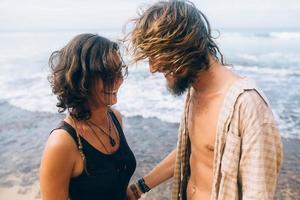 retrato de casal na praia foto