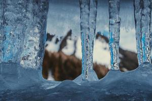 close-up de gelo com montanhas foto