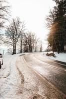 estrada com neve e árvores foto