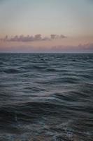 pôr do sol silencioso sobre o oceano foto