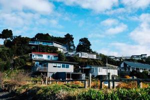 casas em uma colina sob um céu azul nublado foto